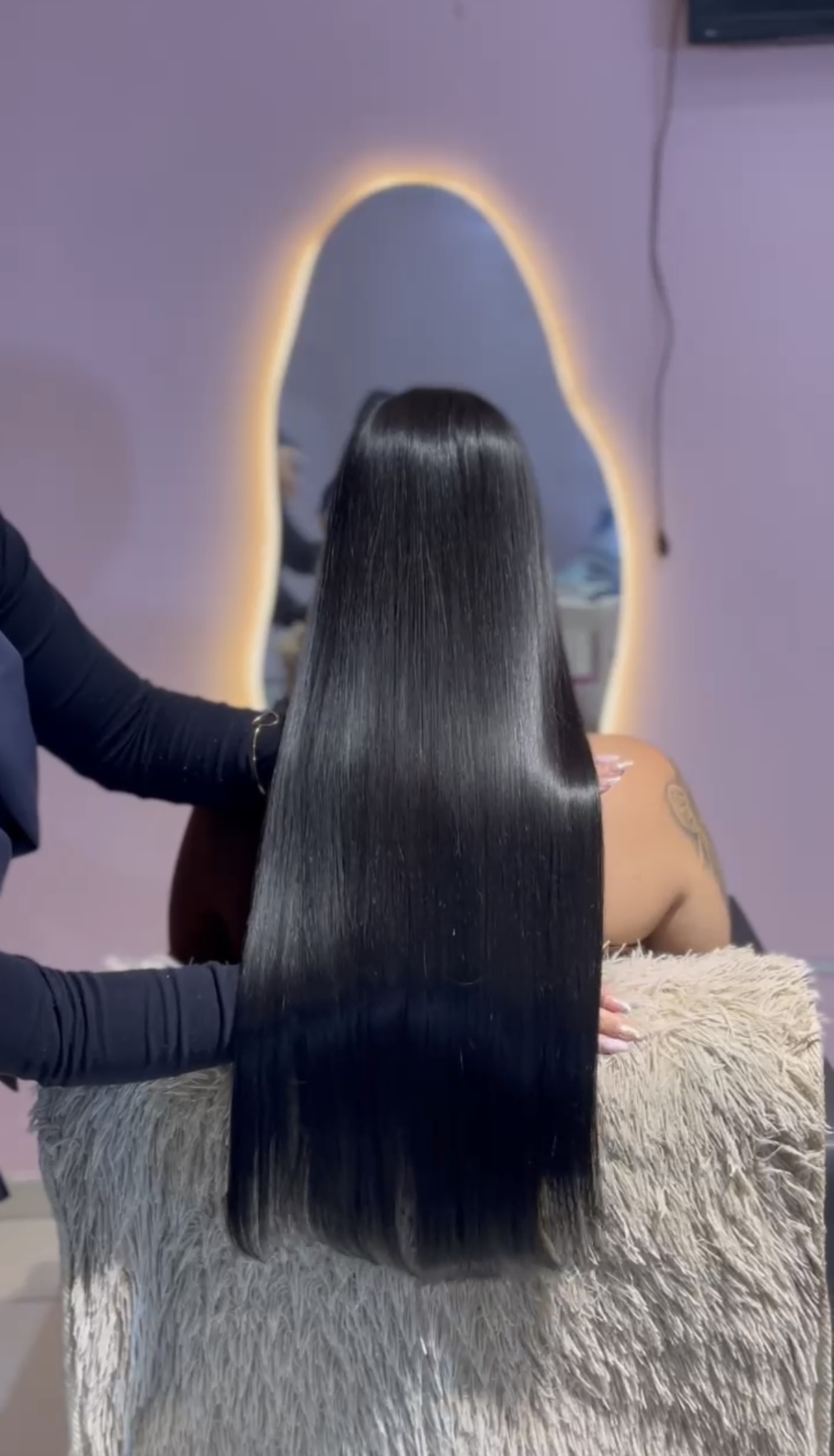 Cabelo longo, preto e alinhado após tratamento
